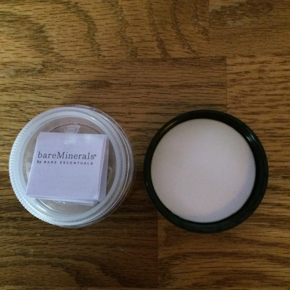 NWT BareMinerals Medium Foundation SPF 15 & Bag